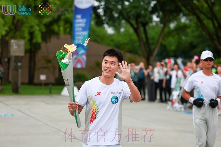 青春之火闪耀三星堆!胡荷韬传递成都世运会“竹梦”火炬! 青春之火闪耀三星堆!胡荷韬传递成都世运会“竹梦”火炬!